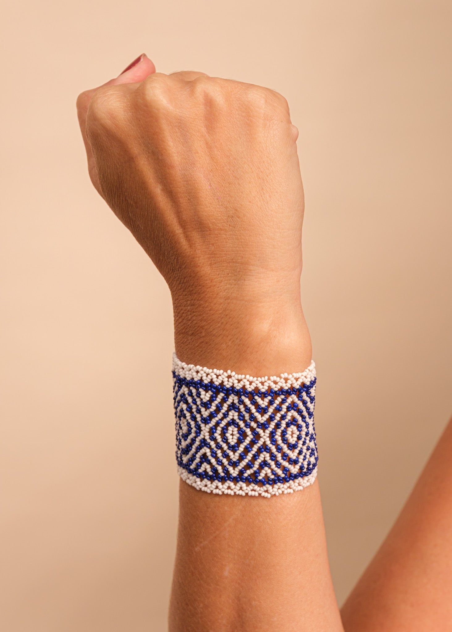Pulseira de miçangas azul e branco feita pelo povo Waurá, artesanato indígena brasileiro