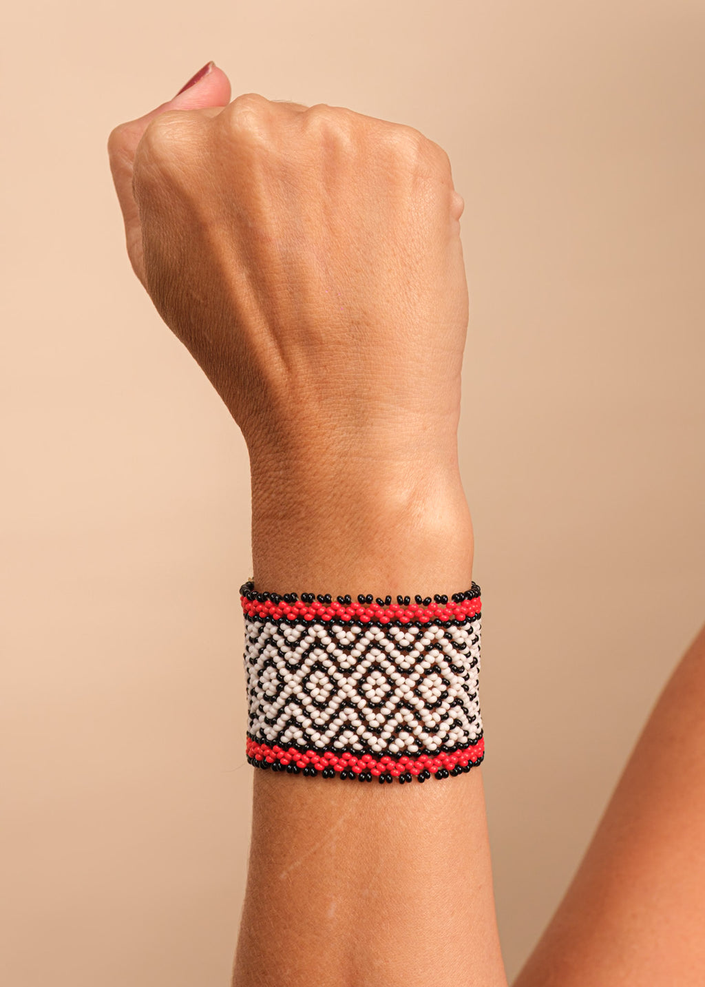 Pulseira de miçangas branca e vermelha feita pelo povo Waurá, artesanato indígena brasileiro