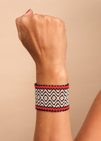 Pulseira de miçangas branca e vermelha feita pelo povo Waurá, artesanato indígena brasileiro