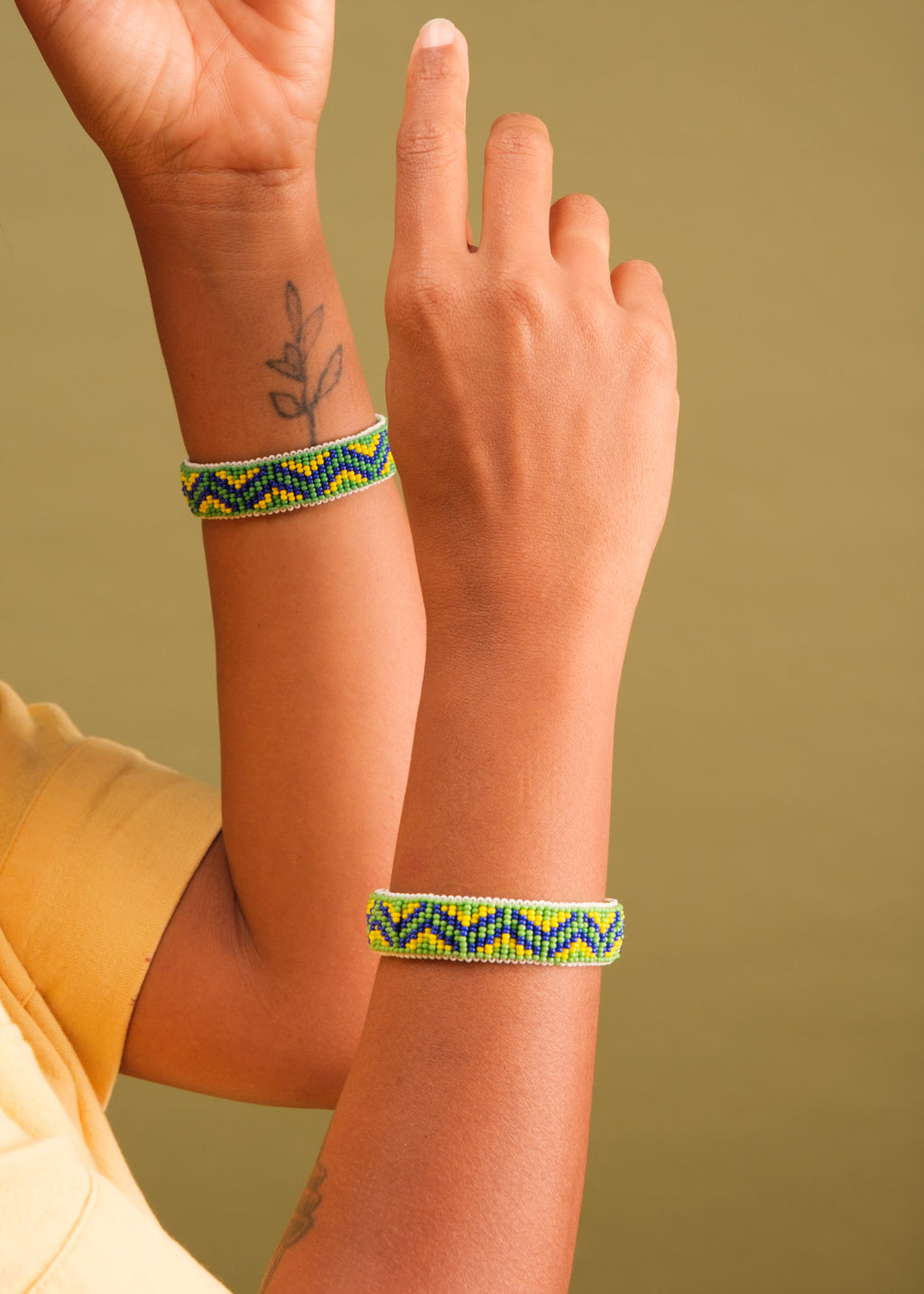 Pulseira de miçangas verde, azul e amarelo feita pelo povo Waurá, artesanato indígena brasileiro