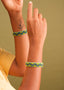 Pulseira de miçangas verde, azul e amarelo feita pelo povo Waurá, artesanato indígena brasileiro