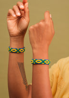 Pulseira de miçangas azul,verde e amarela feita pelo povo Waurá, artesanato indígena brasileiro