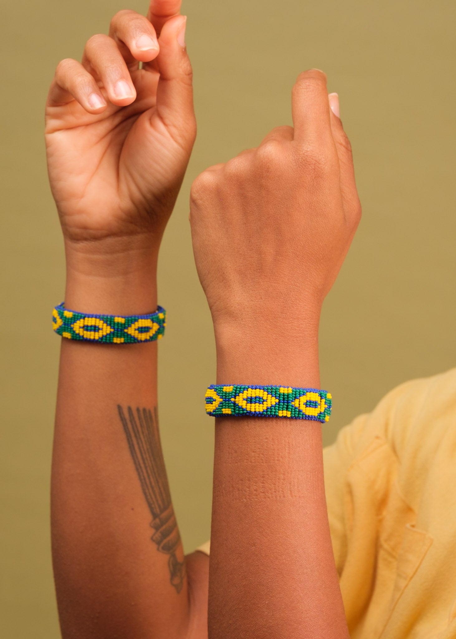 Pulseira de miçangas azul,verde e amarela feita pelo povo Waurá, artesanato indígena brasileiro