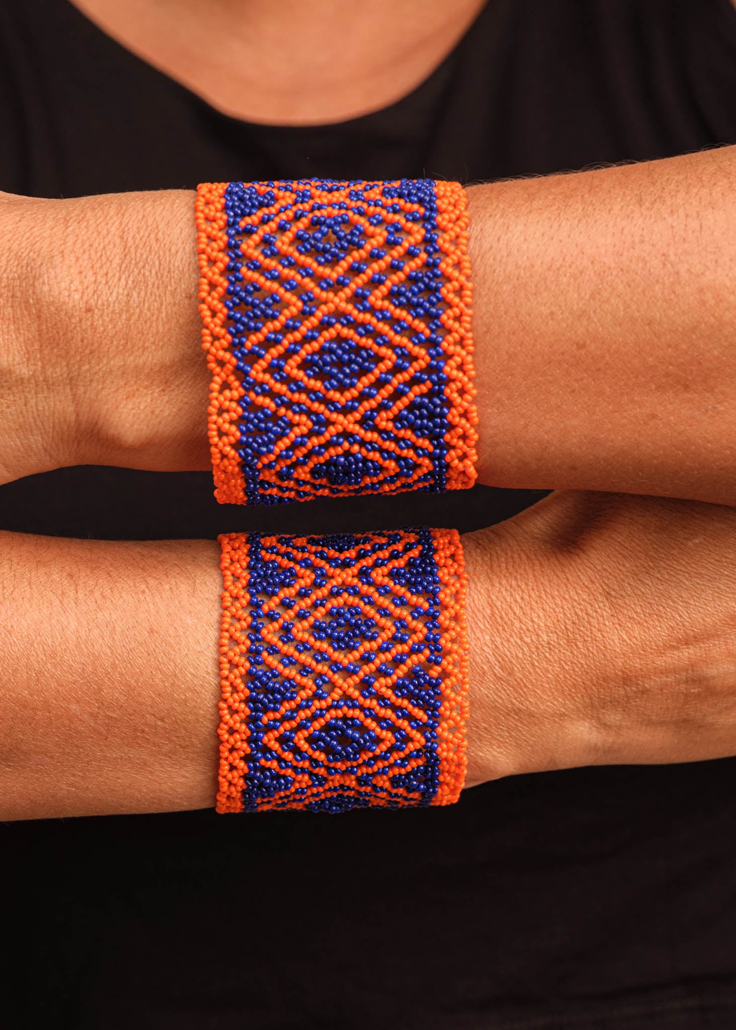 Pulseira de miçangas laranja e azul feita pelo povo Waurá, artesanato indígena brasileiro Imagem principal do produto