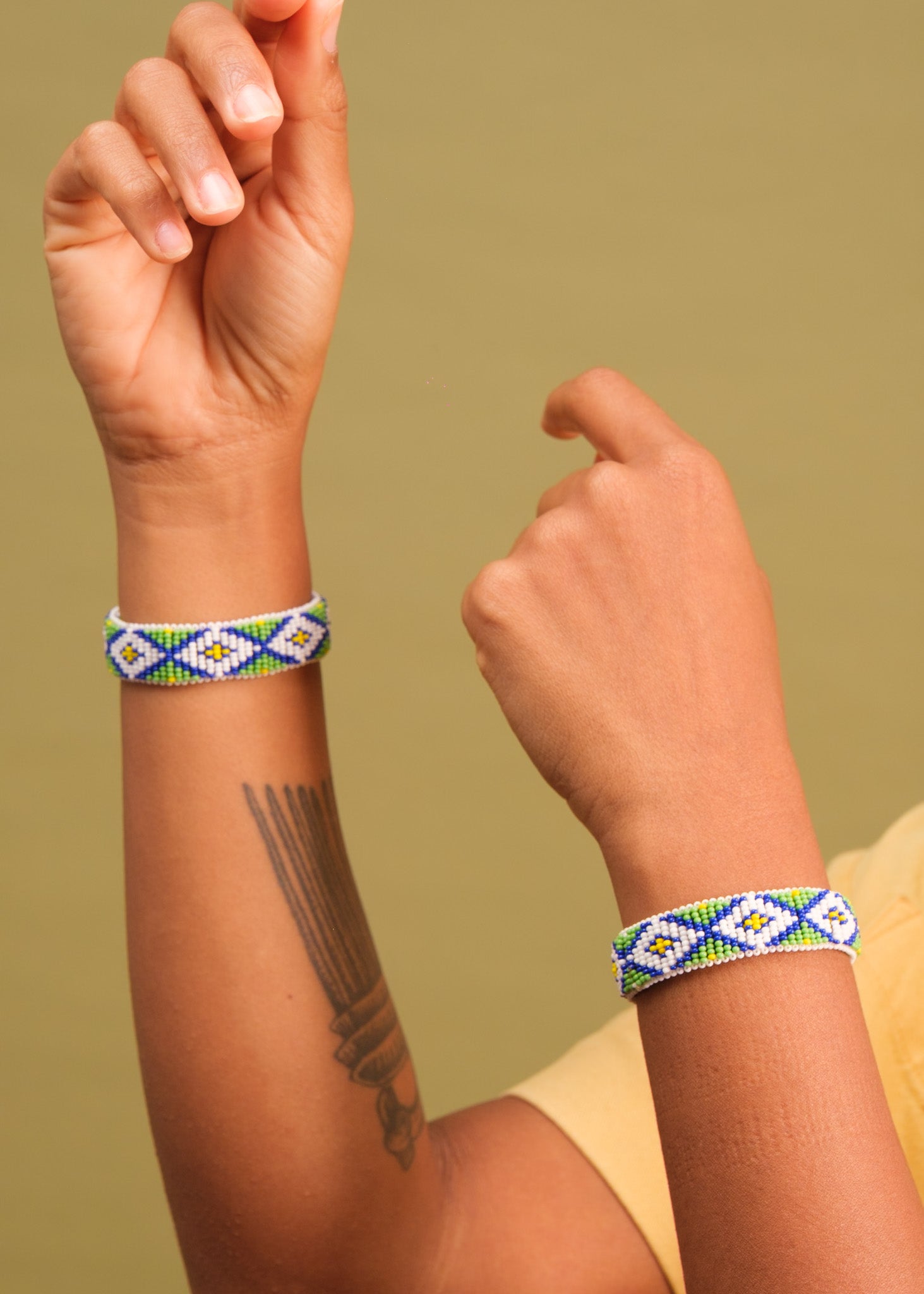Pulseira de miçangas verde, azul e amarelo feita pelo povo Waurá, artesanato indígena brasileiro Imagem principal do produto
