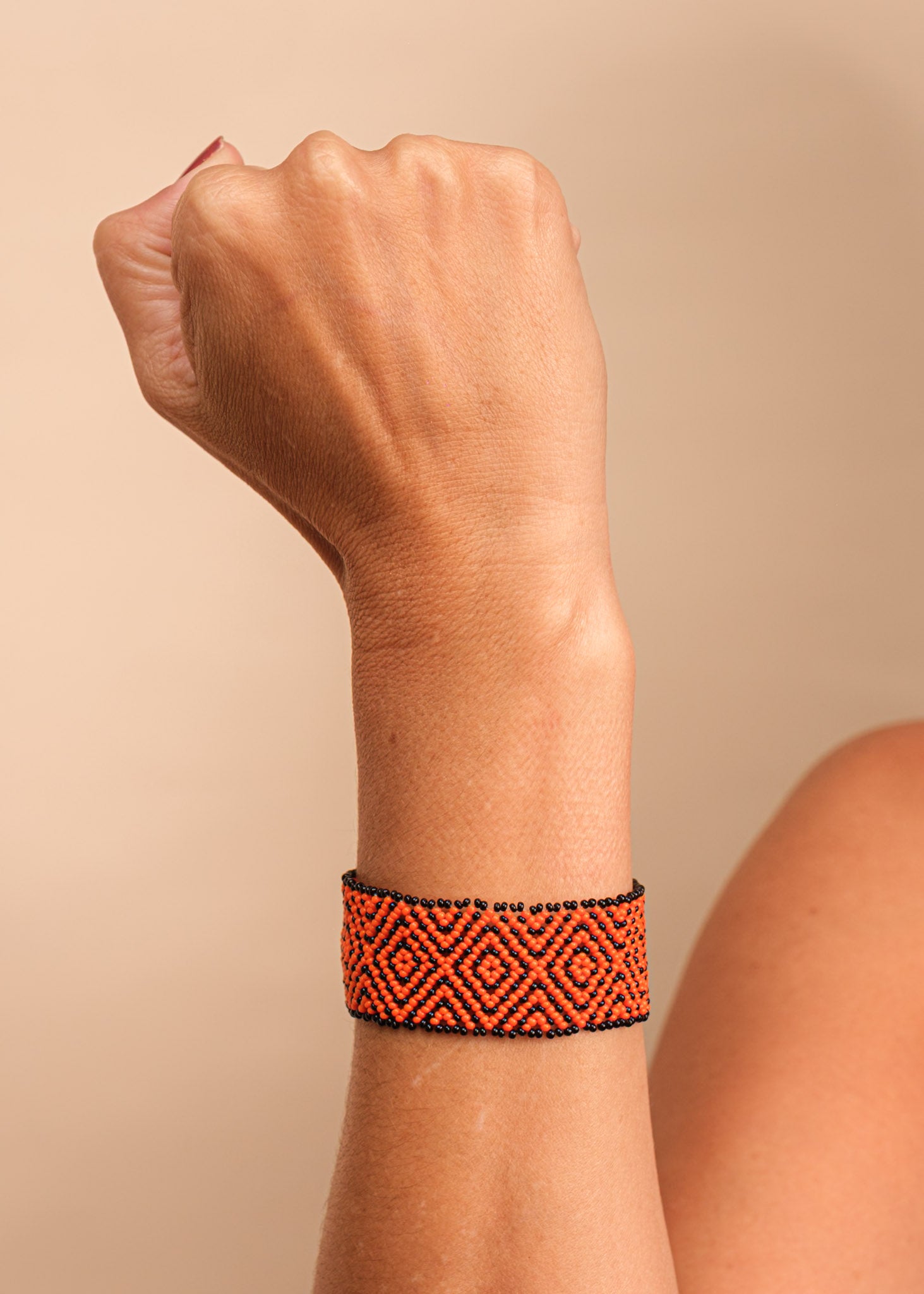 Pulseira de miçangas laranja feita pelo povo Waurá, artesanato indígena brasileiro Imagem principal do produto