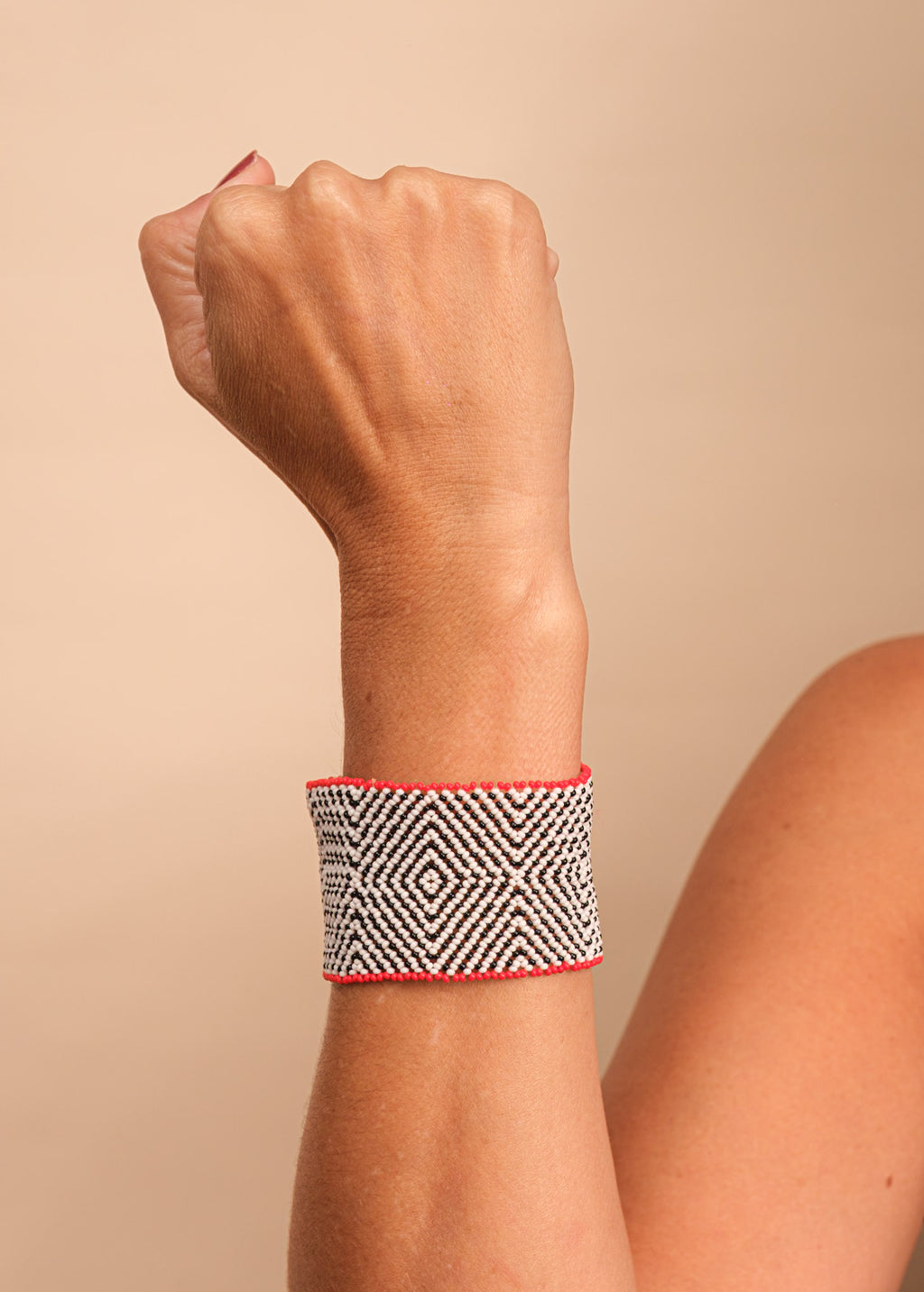 Pulseira de miçangas branca e preta feita pelo povo Waurá, artesanato indígena brasileiro
