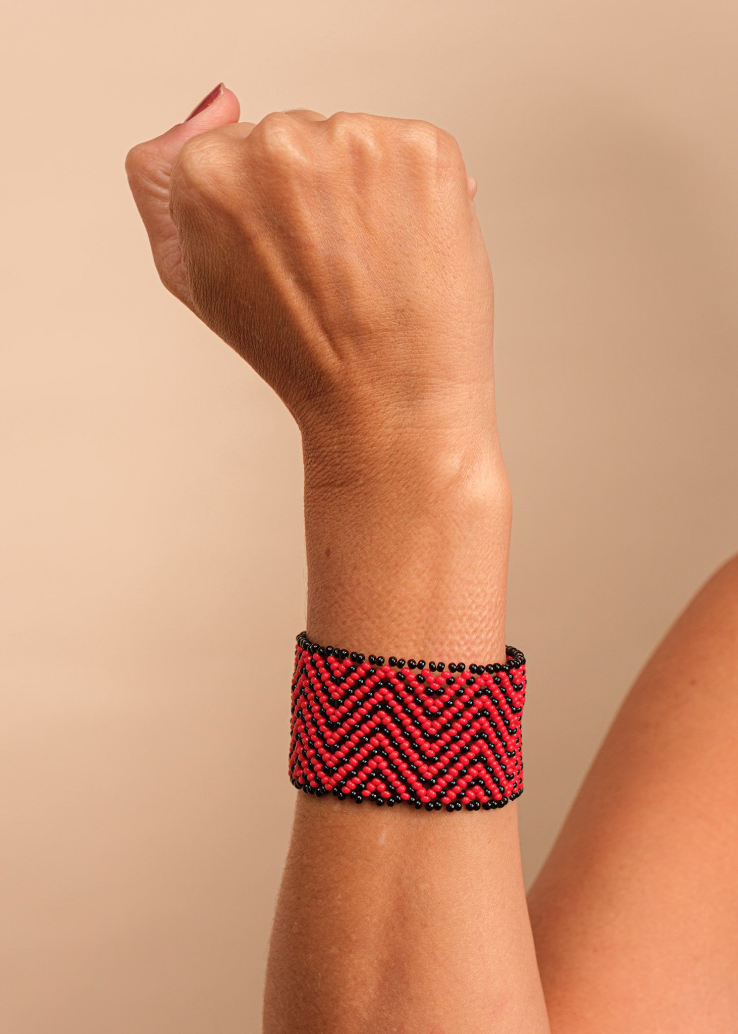 Pulseira de miçangas vermelha feita pelo povo Waurá, artesanato indígena brasileiro Imagem principal do produto