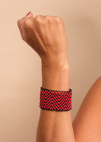 Pulseira de miçangas vermelha feita pelo povo Waurá, artesanato indígena brasileiro