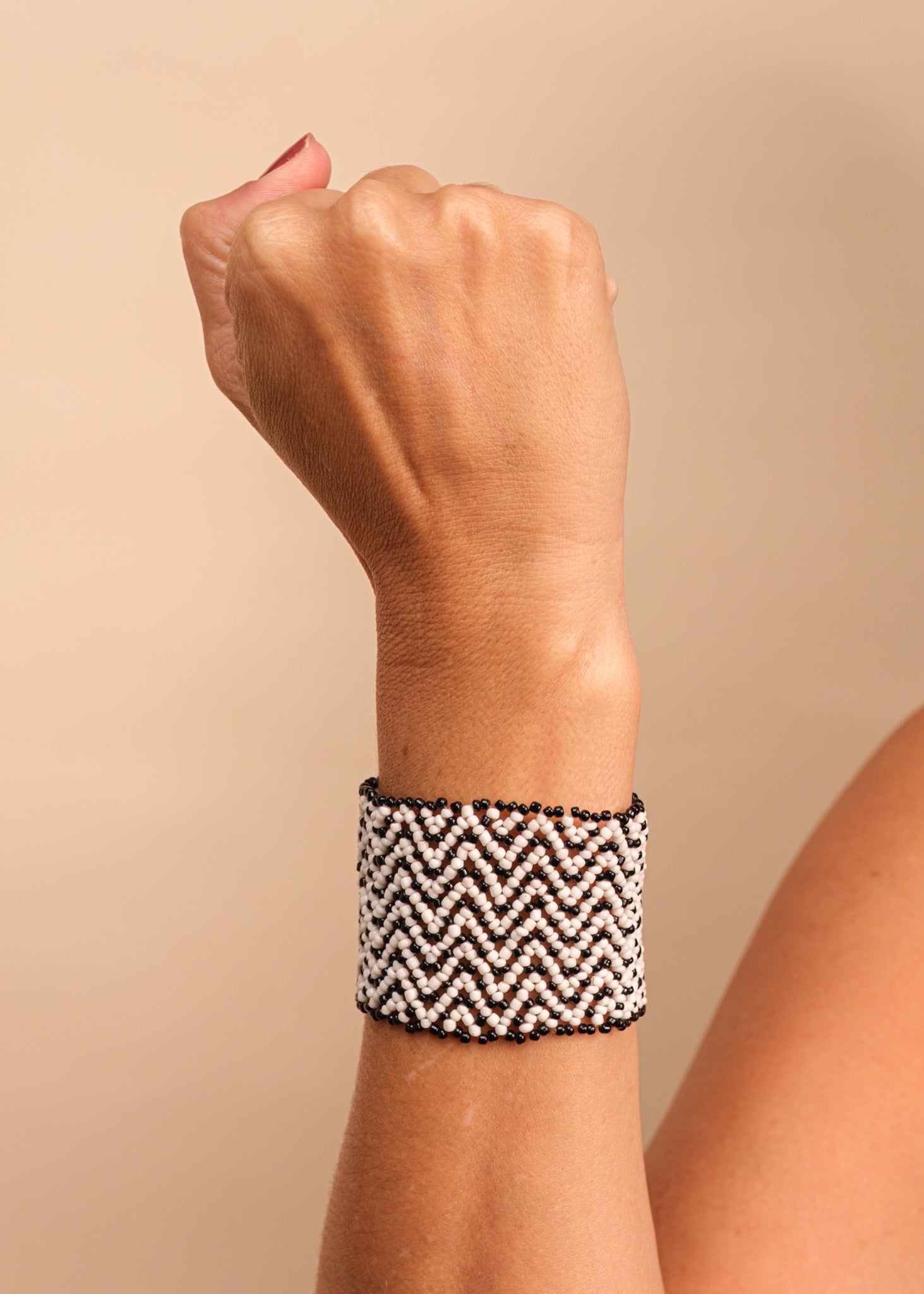 Pulseira de miçangas branca feita pelo povo Waurá, artesanato indígena brasileiro Imagem principal do produto
