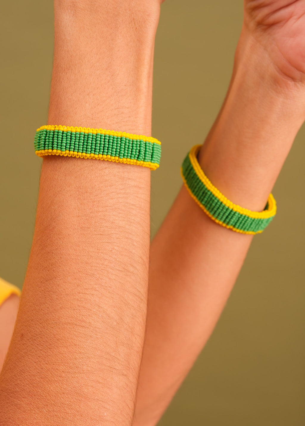 Pulseira de miçangas verde e amarela feita pelo povo Waurá, artesanato indígena brasileiro

