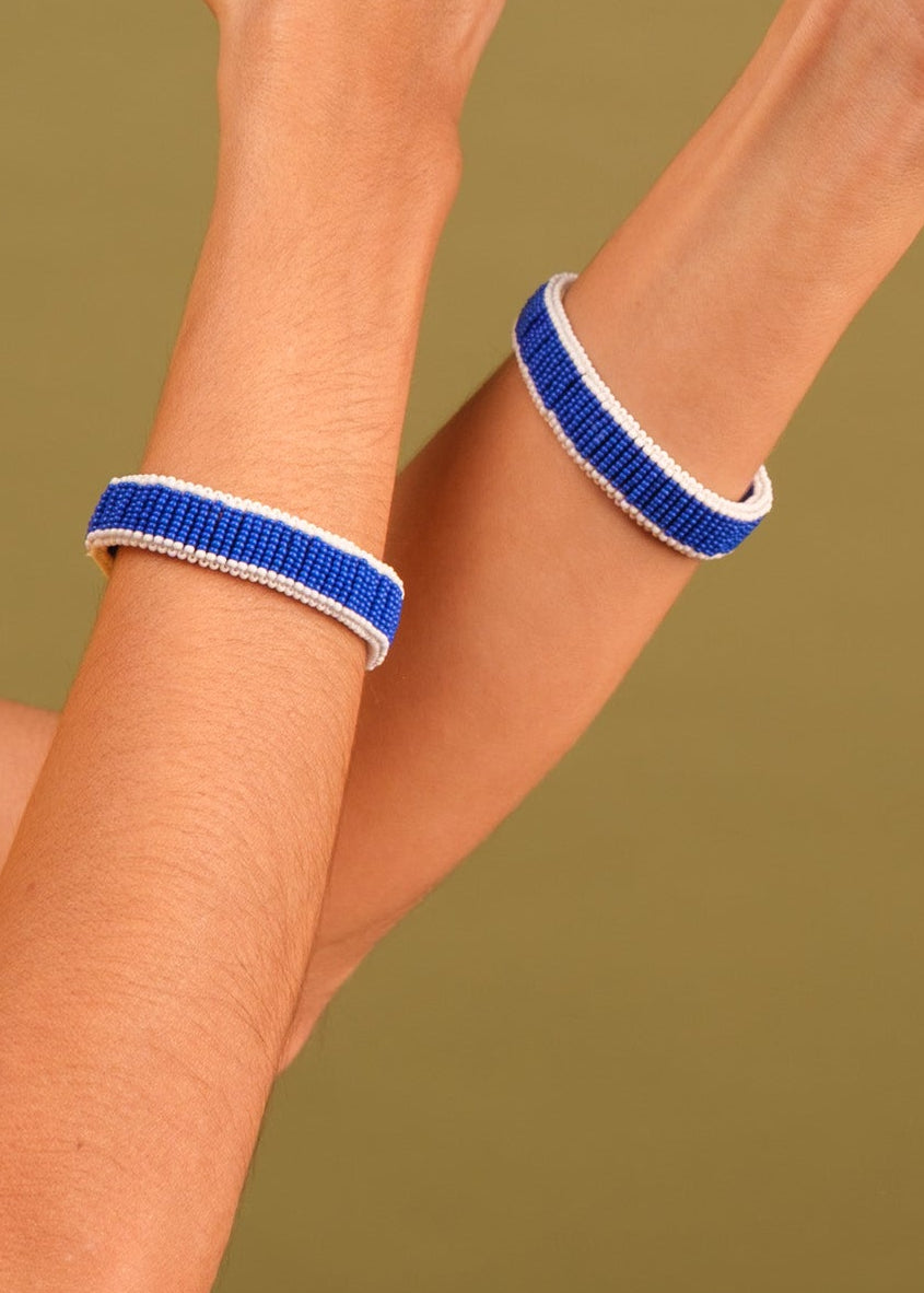 Pulseira de miçangas azul, branca feita pelo povo Waurá, artesanato indígena brasileiro