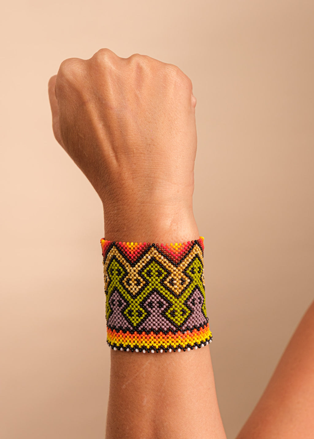 Pulseira de miçangas colorida feita pelo povo Waurá, artesanato indígena brasileiro