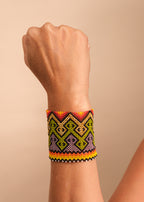 Pulseira de miçangas colorida feita pelo povo Waurá, artesanato indígena brasileiro