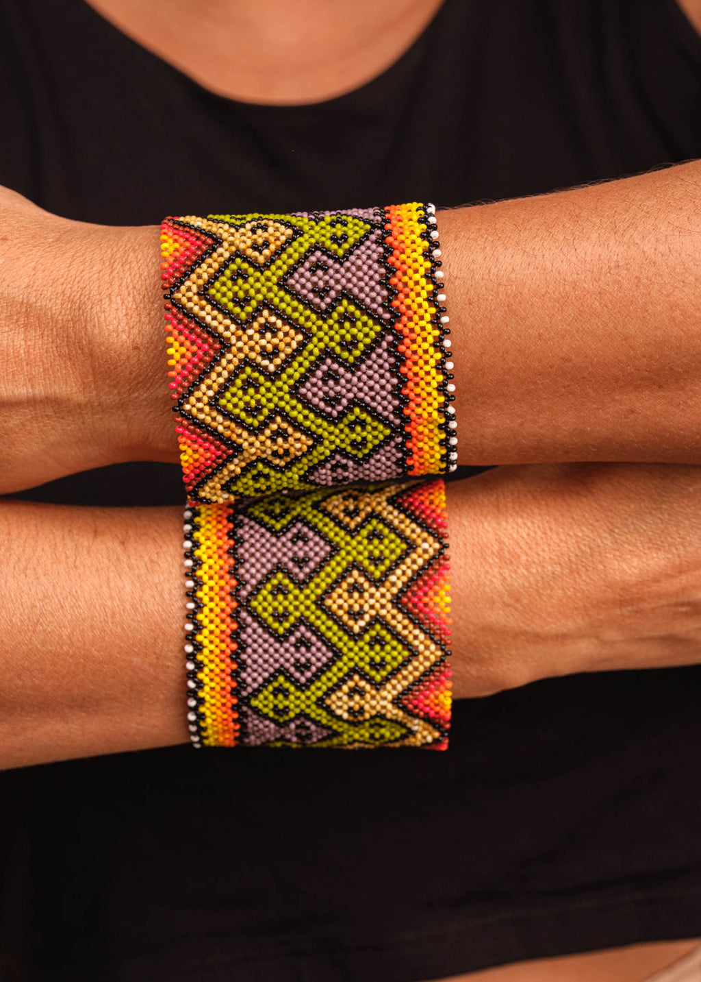 Pulseira de miçangas colorida feita pelo povo Waurá, artesanato indígena brasileiro