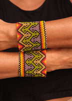 Pulseira de miçangas colorida feita pelo povo Waurá, artesanato indígena brasileiro