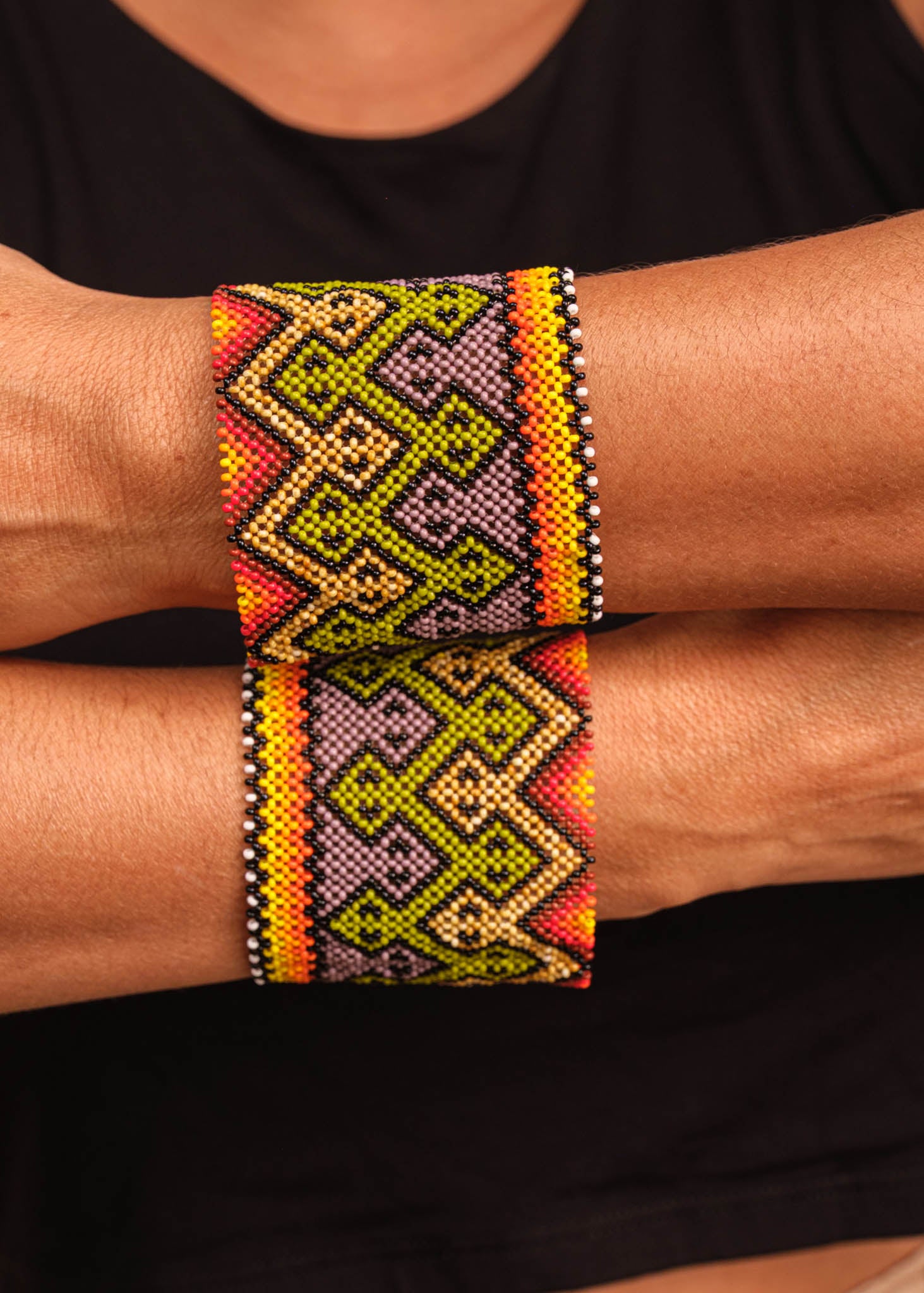 Pulseira de miçangas colorida feita pelo povo Waurá, artesanato indígena brasileiro