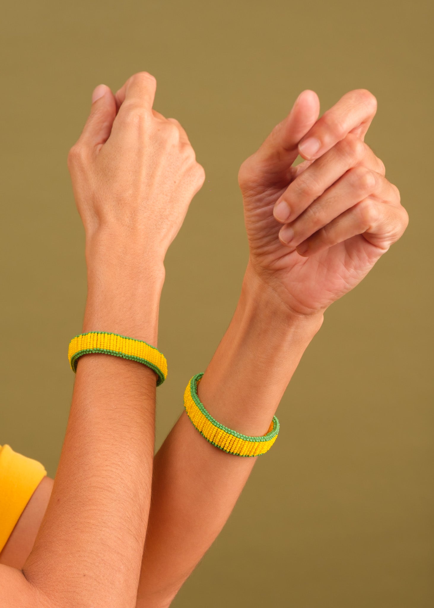 Pulseira de miçangas verde e amarela feita pelo povo Waurá, artesanato indígena brasileiro Imagem principal do produto