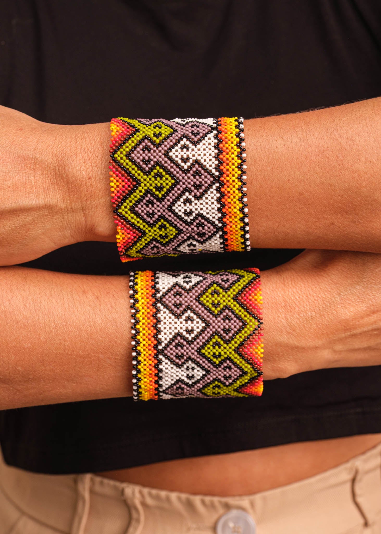 Pulseira de miçangas colorida feita pelo povo Waurá, artesanato indígena brasileiro Imagem principal do produto