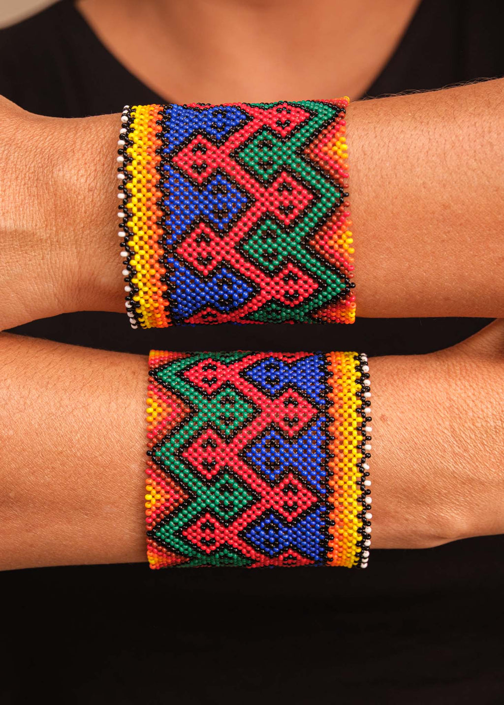 Pulseira de miçangas colorida feita pelo povo Waurá, artesanato indígena brasileiro