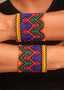 Pulseira de miçangas colorida feita pelo povo Waurá, artesanato indígena brasileiro