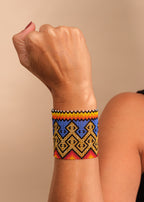 Pulseira de miçangas azul e colorida feita pelo povo Waurá, artesanato indígena brasileiro