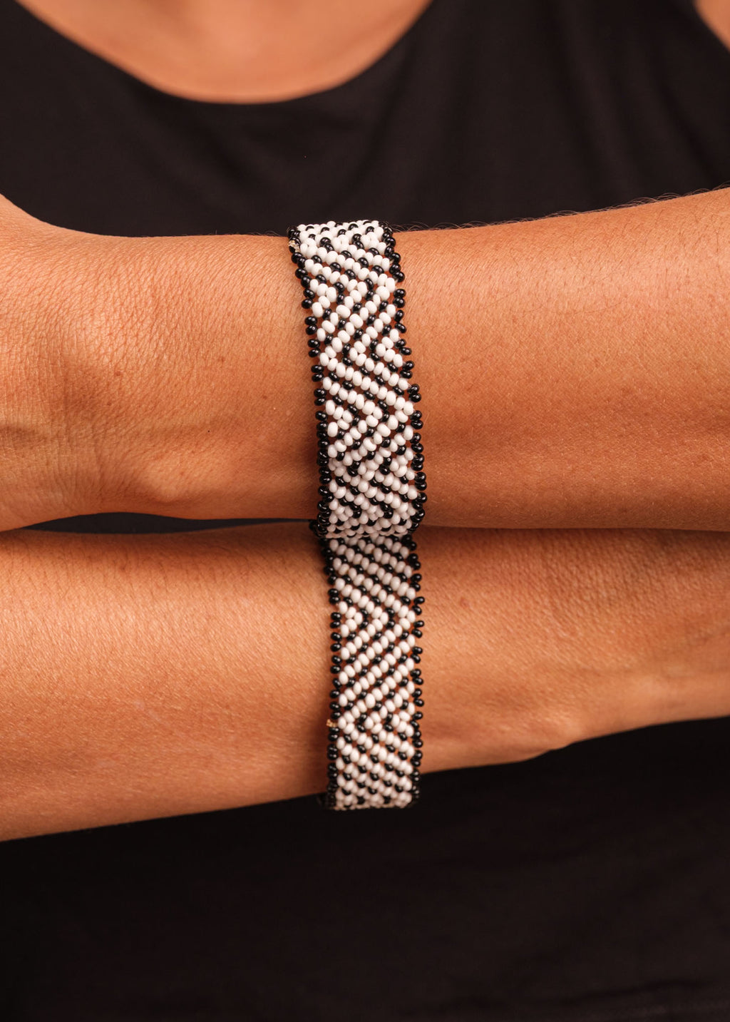Pulseira de miçangas branca feita pelo povo Waurá, artesanato indígena brasileiro