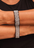 Pulseira de miçangas branca feita pelo povo Waurá, artesanato indígena brasileiro