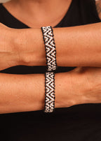 Pulseira de miçangas branca feita pelo povo Waurá, artesanato indígena brasileiro