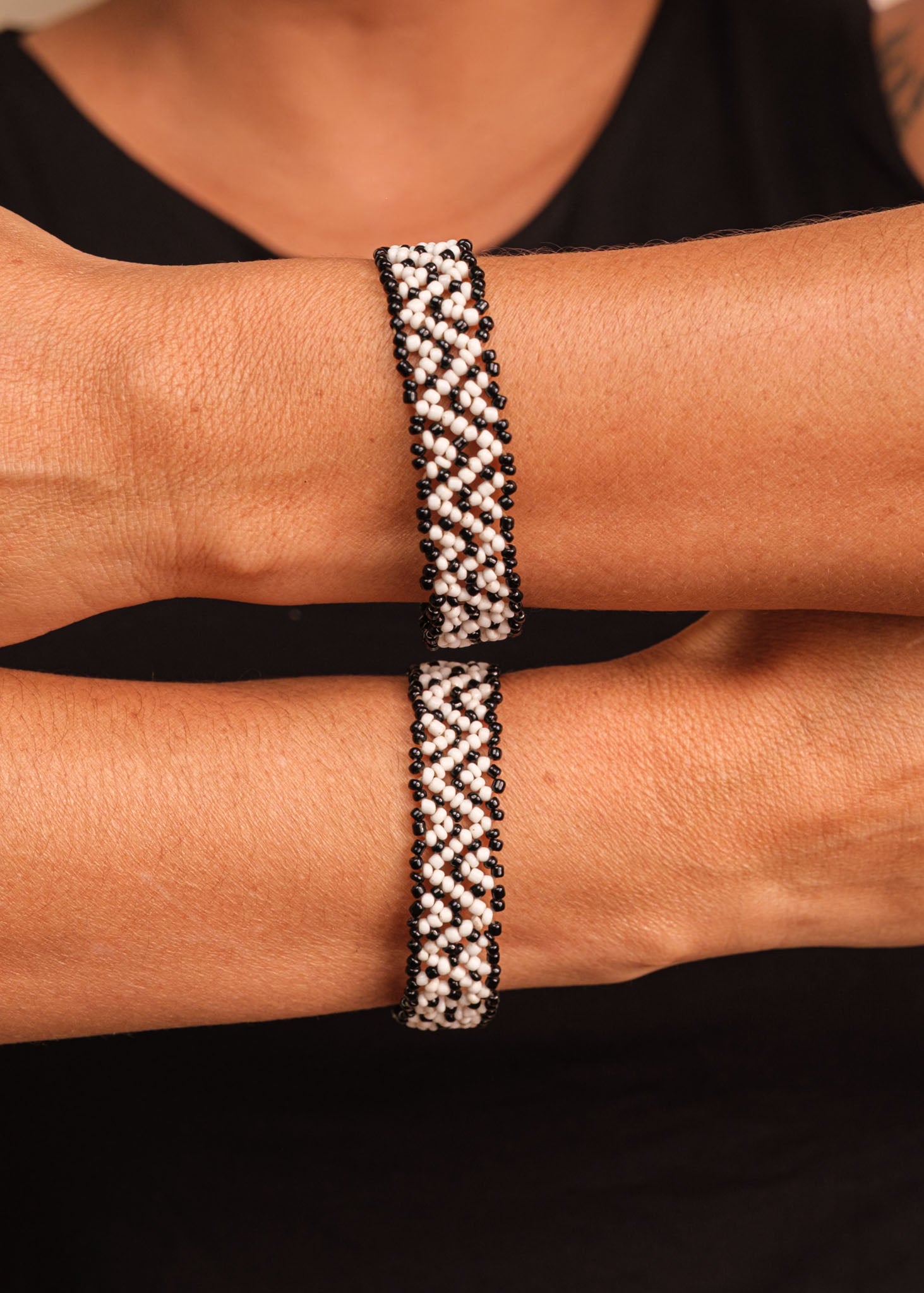 Pulseira de miçangas branca feita pelo povo Waurá, artesanato indígena brasileiro