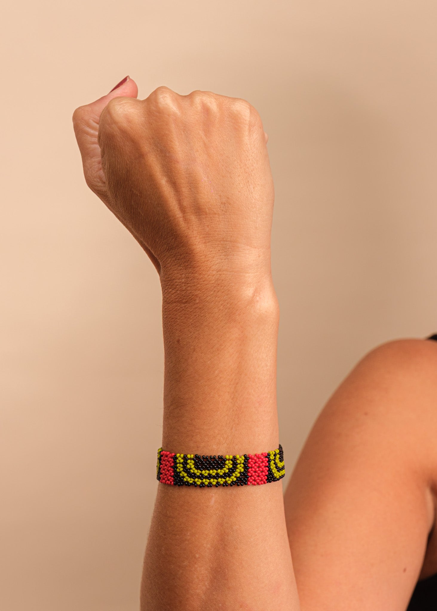 Pulseira de miçangas verde feita pelo povo Waurá, artesanato indígena brasileiro