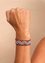Pulseira de miçangas branca feita pelo povo Waurá, artesanato indígena brasileiro