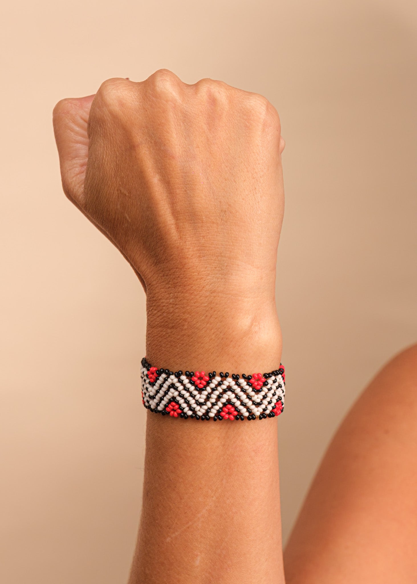 Pulseira de miçangas branca feita pelo povo Waurá, artesanato indígena brasileiro