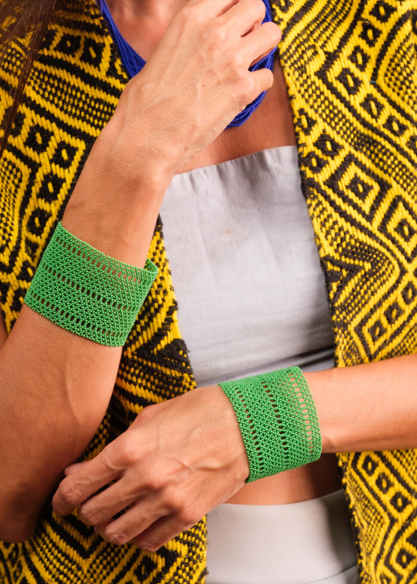 Pulseira de miçangas verde feita pelo povo Waurá, artesanato indígena brasileiro