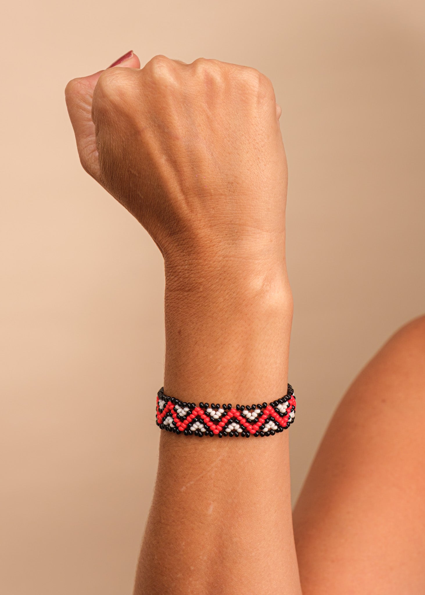 Pulseira de miçangas vermelha feita pelo povo Waurá, artesanato indígena brasileiro