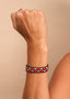 Pulseira de miçangas vermelha feita pelo povo Waurá, artesanato indígena brasileiro