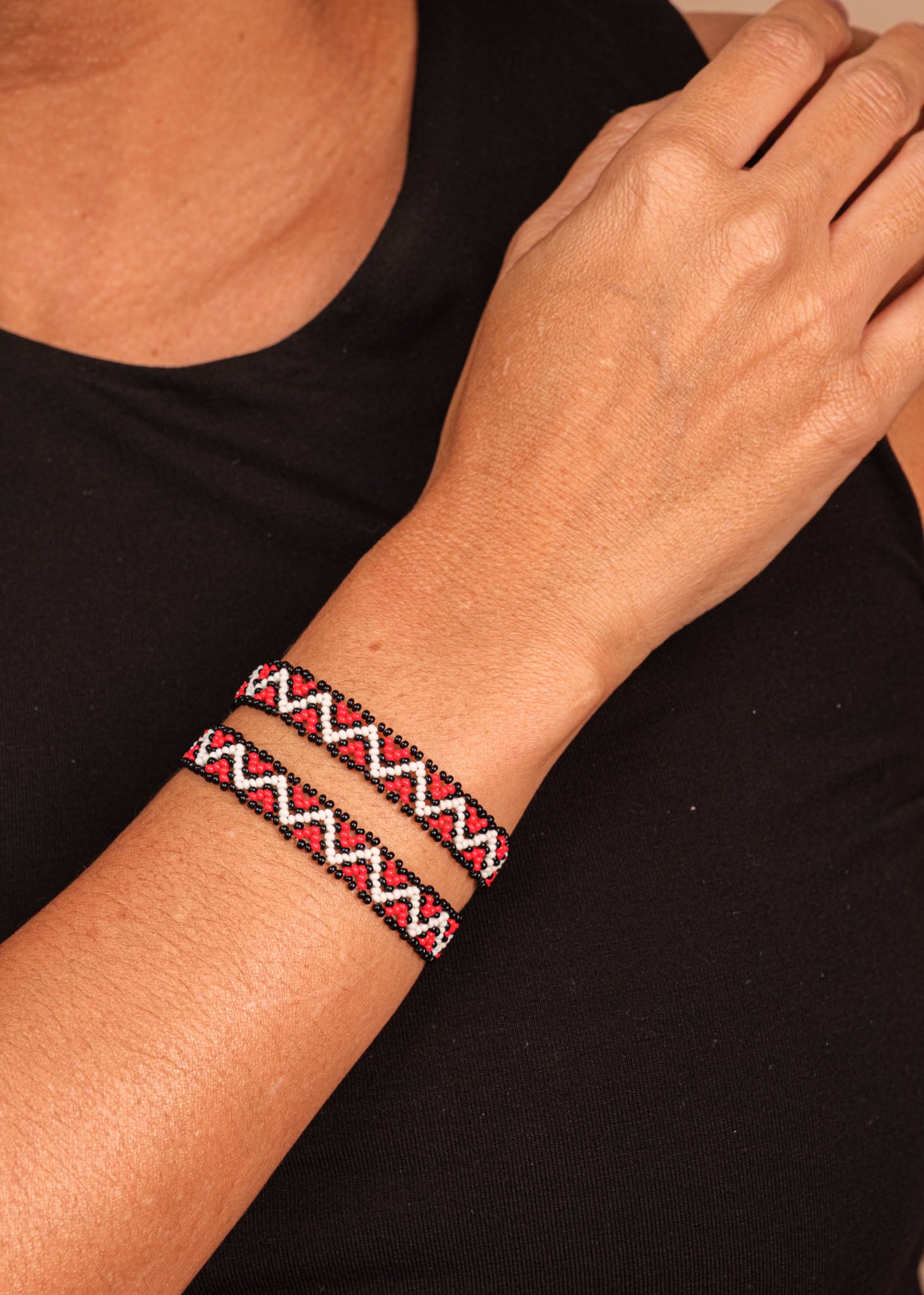 Pulseira de miçangas branca e vermelha feita pelo povo Waurá, artesanato indígena brasileiro Imagem principal do produto