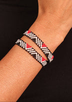 Pulseira de miçangas preta e branca feita pelo povo Waurá, artesanato indígena brasileiro