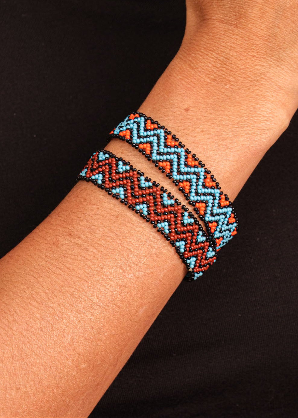 Pulseira de miçangas colorida feita pelo povo Waurá, artesanato indígena brasileiro