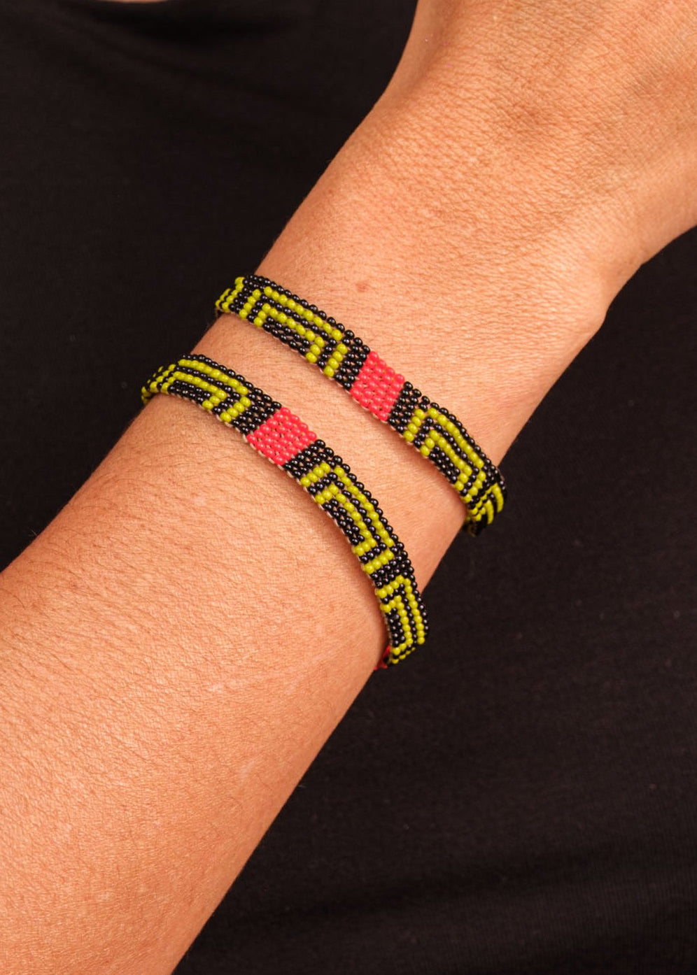 Pulseira de miçangas verde feita pelo povo Waurá, artesanato indígena brasileiro