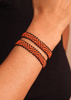 Pulseira de miçangas branca e preto feita pelo povo Waurá, artesanato indígena brasileiro