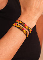 Pulseira de miçangas amarela com preto feita pelo povo Waurá, artesanato indígena brasileiro