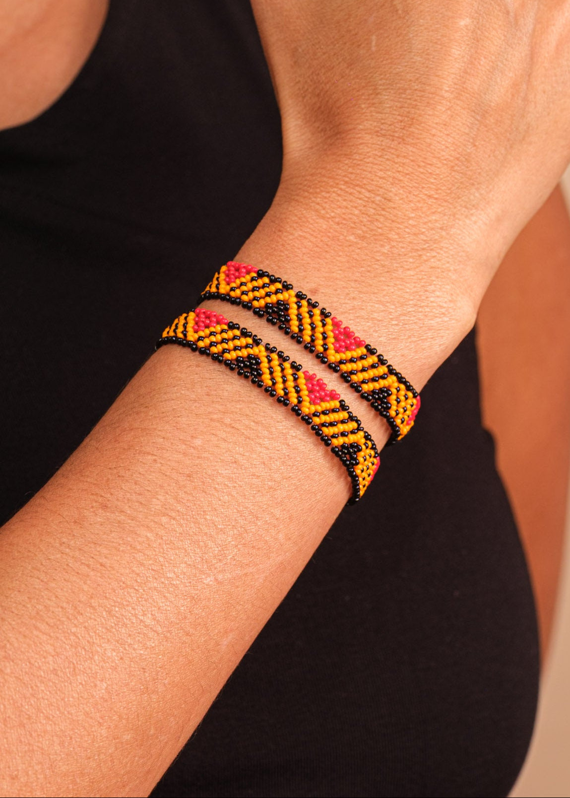 Pulseira de miçangas amarela com preto feita pelo povo Waurá, artesanato indígena brasileiro