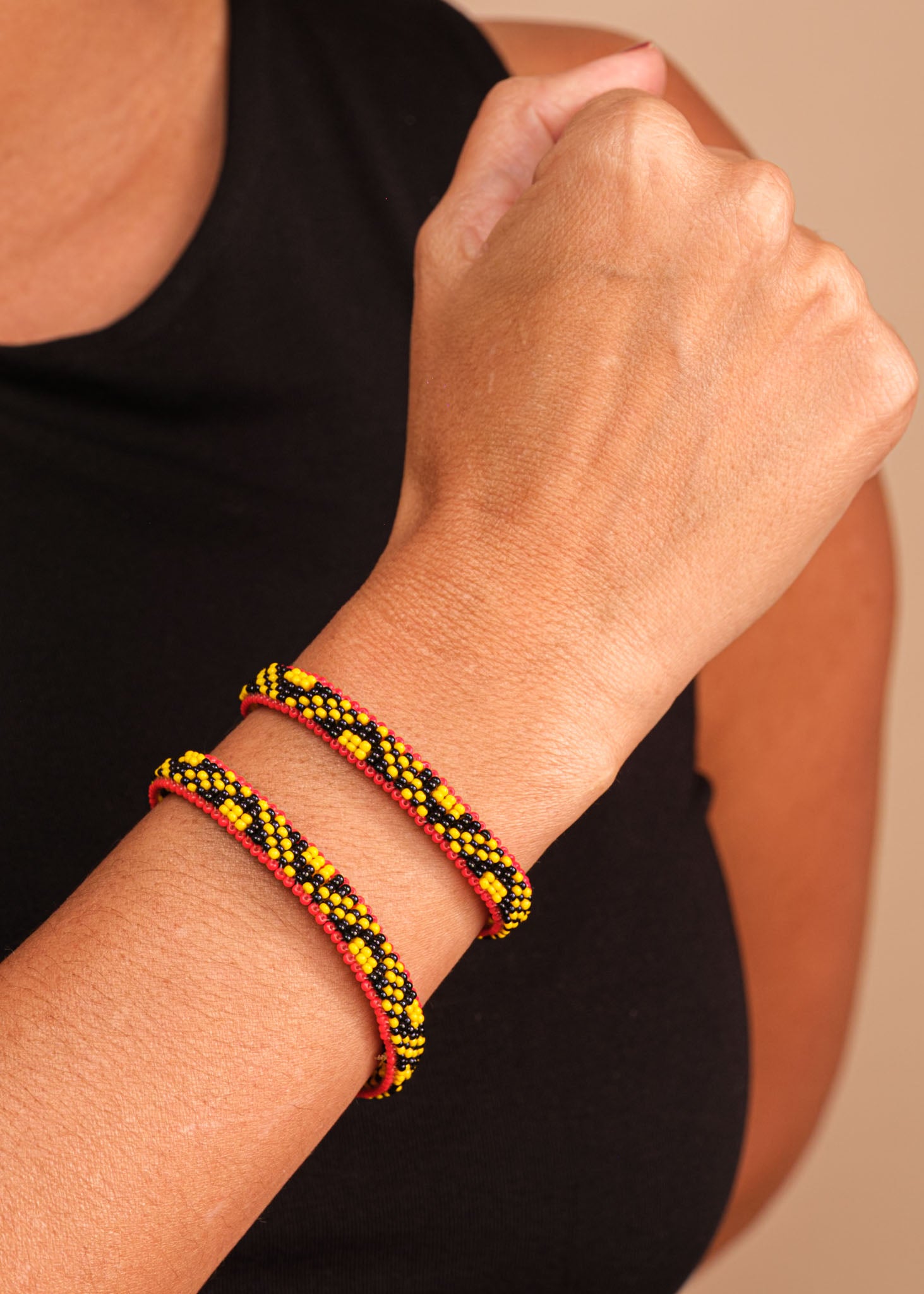 Pulseira de miçangas amarela com preto feita pelo povo Waurá, artesanato indígena brasileiro