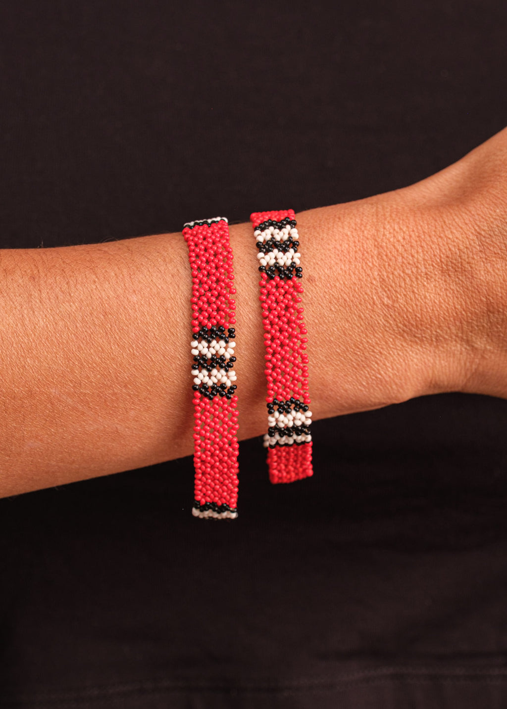 Pulseira de miçangas vermelha feita pelo povo Waurá, artesanato indígena brasileiro