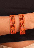 Pulseira de miçangas laranja feito pelo povo Waurá, artesanato indígena brasileiro