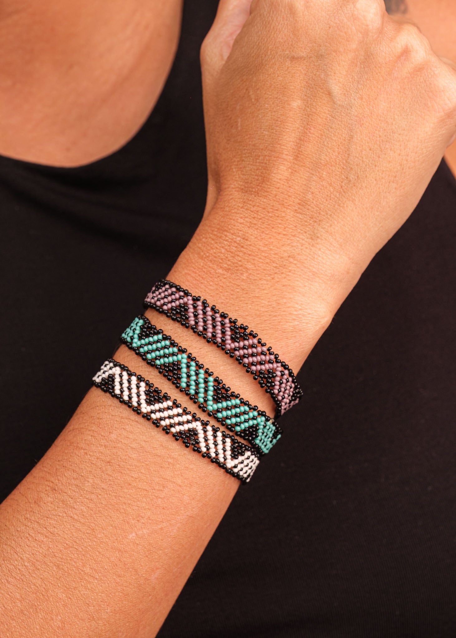 Pulseira de miçangas colorida feita pelo povo Waurá, artesanato indígena brasileiro