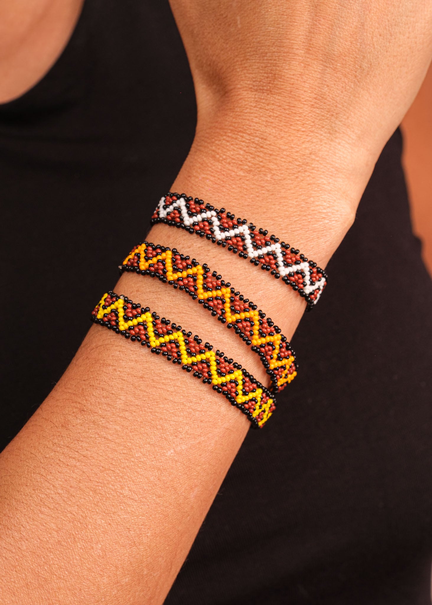 Pulseira de miçangas amarela e marrom feita pelo povo Waurá, artesanato indígena brasileiro Imagem principal do produto