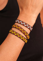 Pulseira de miçangas amarela e marrom feita pelo povo Waurá, artesanato indígena brasileiro