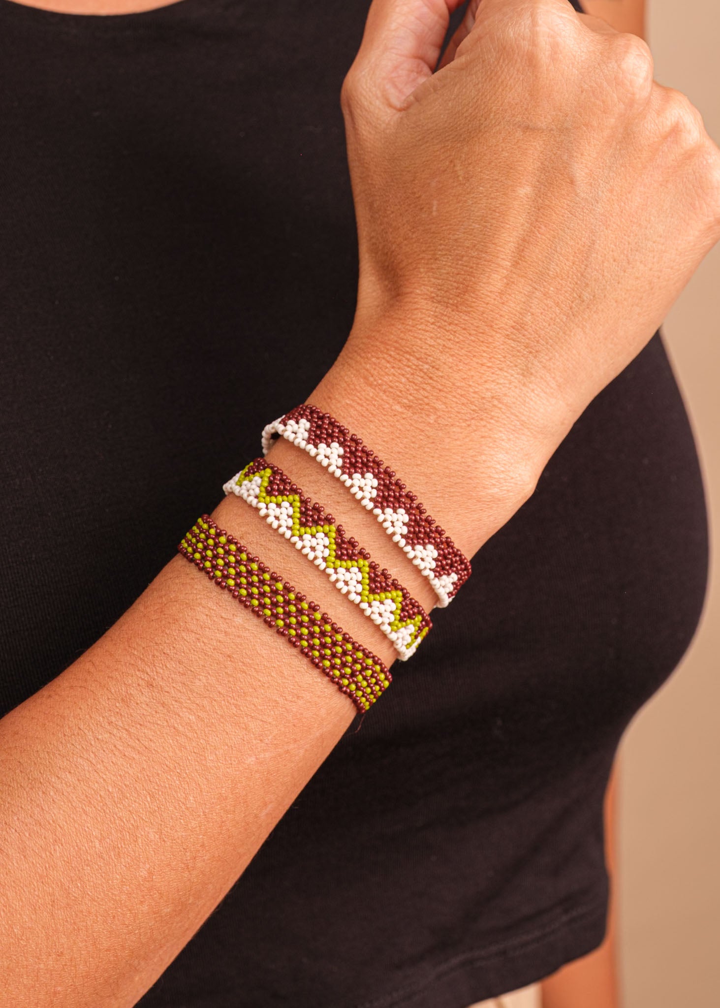 Pulseira de miçangas verde e marrom feita pelo povo Waurá, artesanato indígena brasileiro Imagem principal do produto